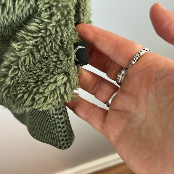 ZYIA | Cozy Sherpa Vest with Hood and Pockets - Picture 4 of 9